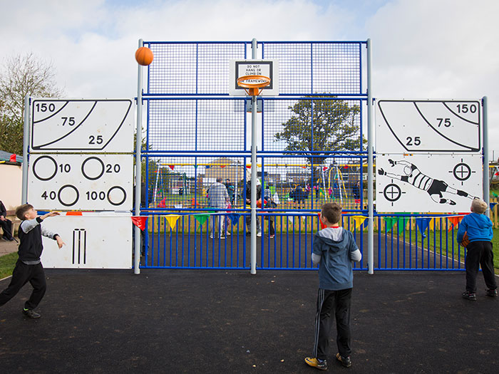 kinderen die balspelen spelen met de MUGA-accessoires zoals de vaardigheidspanelen